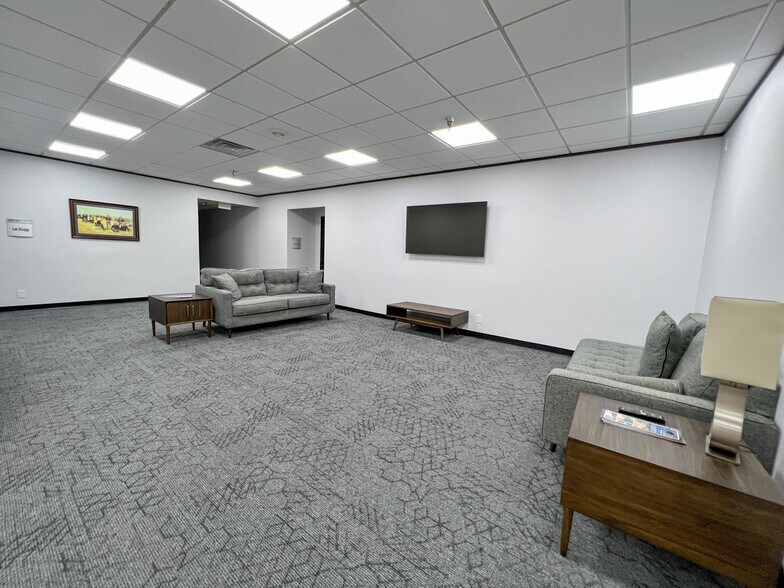 More Photos Of 108 Commercial Cir, Conroe Office Residential For Lease