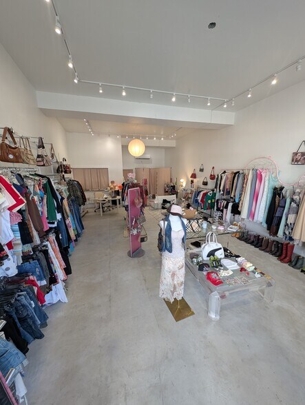 More Photos Of 2111 S Beretania St, Honolulu Storefront Retail Office For Lease