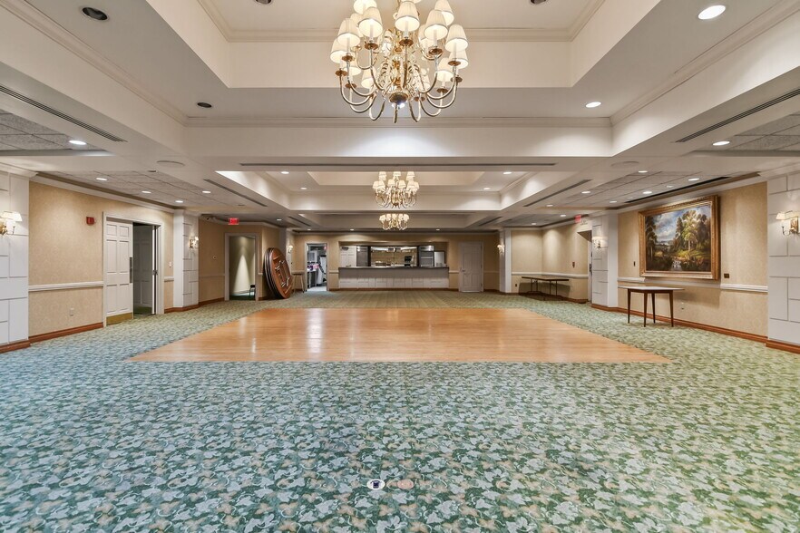 More Photos Of 227 E Adams St, Springfield Flex For Sale