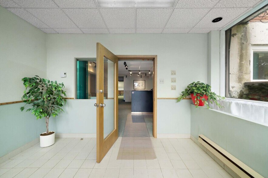 More Photos Of 600Z-600AZ St Franchère, Laval Freestanding For Sale