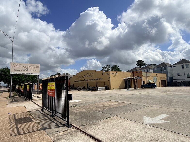 More Photos Of 4900 N Shepherd St, Houston General Retail For Lease