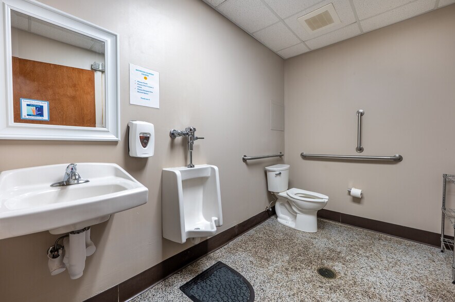 More Photos Of 2050 Reiser Ave SE, New Philadelphia Warehouse For Sale