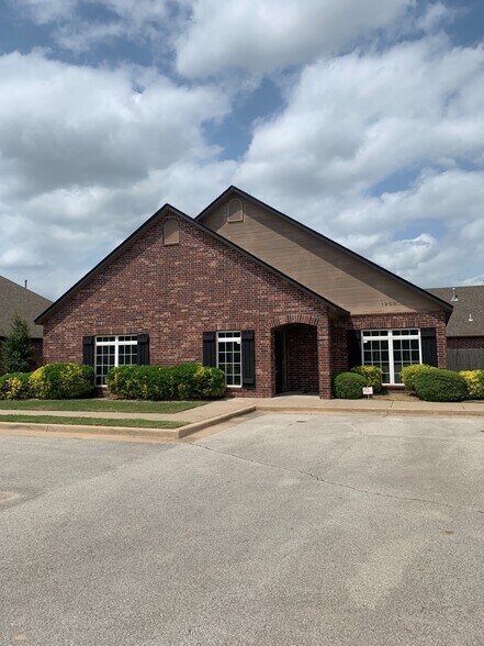 More Photos Of 1909 W C St, Jenks Office For Lease