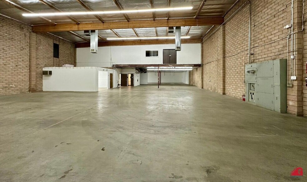 More Photos Of 9851 Owensmouth Ave, Chatsworth Warehouse For Lease