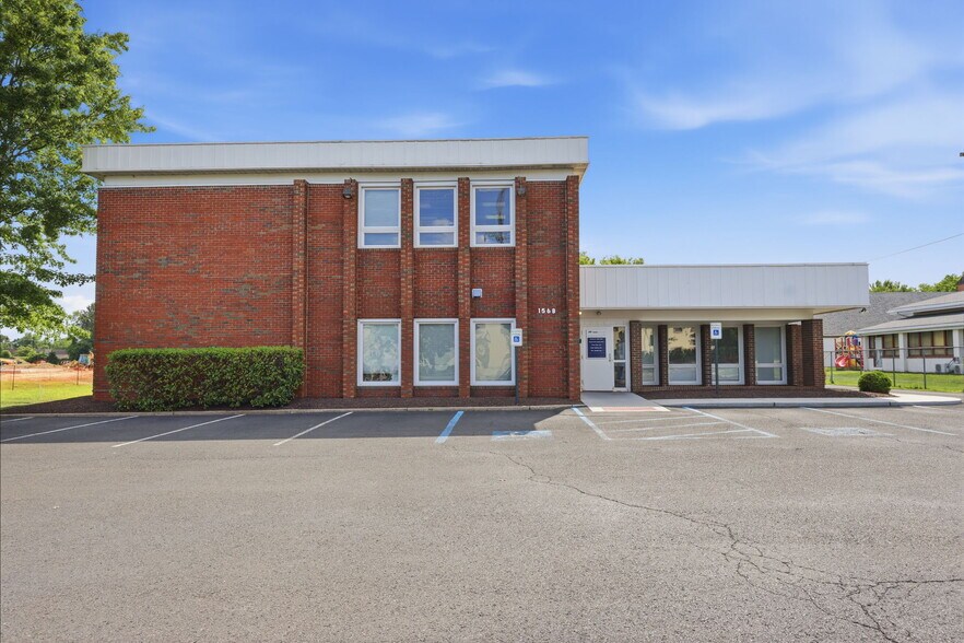 More Photos Of 1568 Woodbourne Rd, Levittown Office For Lease