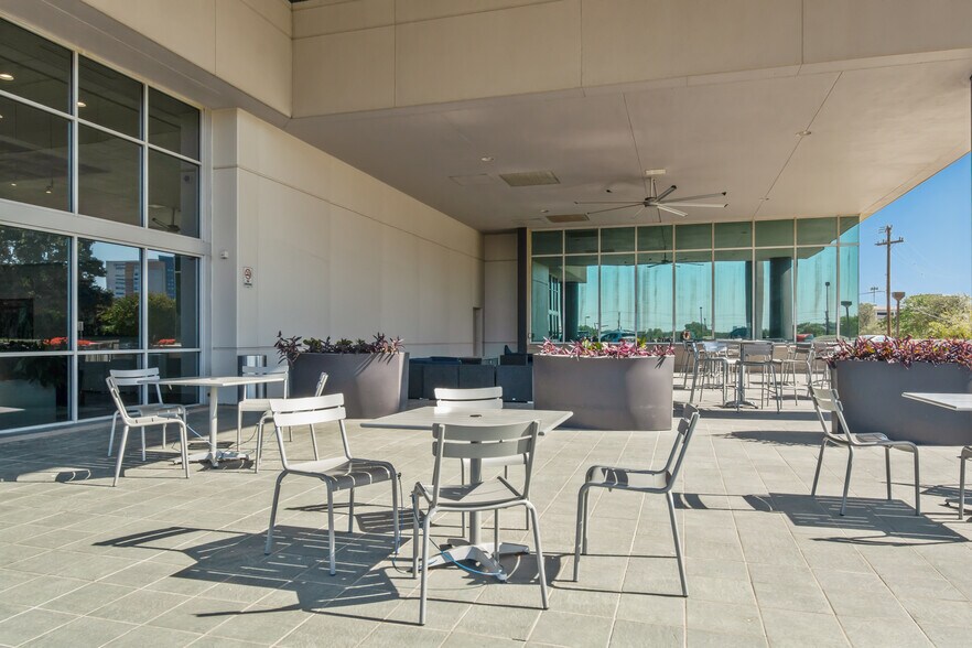 More Photos Of 7411 John Smith, San Antonio Office For Sale