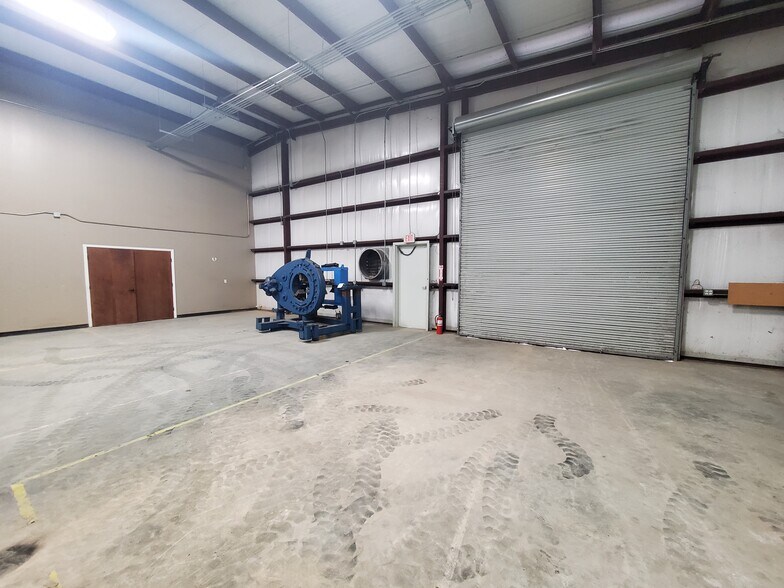More Photos Of 2418 N Frazier St, Conroe Light Manufacturing For Lease