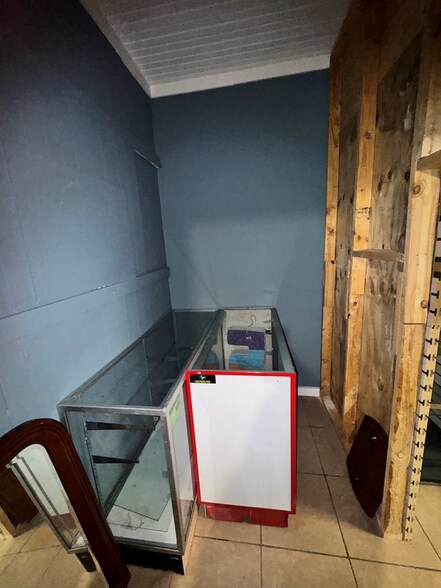 More Photos Of 815 N 3rd St, Lufkin Flex For Sale