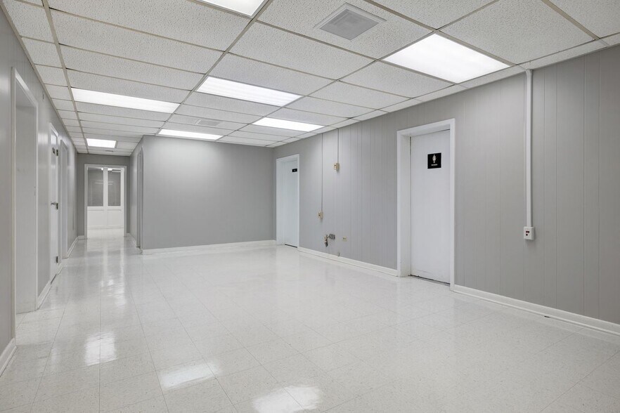 More Photos Of 403 W Admiral Doyle Dr, New Iberia Distribution For Lease