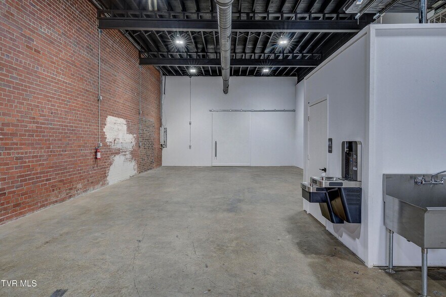 More Photos Of 331 W Walnut St, Johnson City Flex For Sale