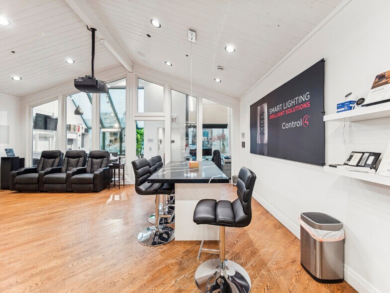 More Photos Of 175 W Beaver Creek Rd, Richmond Hill Light Distribution For Sale