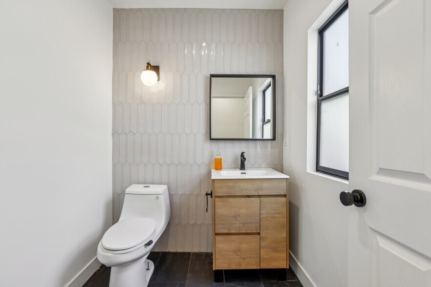 More Photos Of 6082 Selma Ave, Los Angeles Rehabilitation Center For Lease