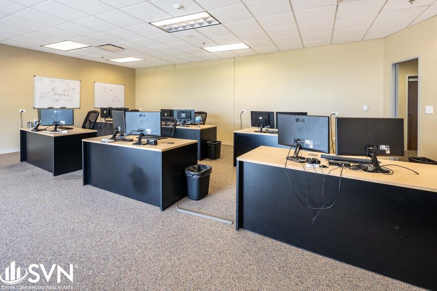 More Photos Of 1648 McGrathiana Pky, Lexington Office For Lease