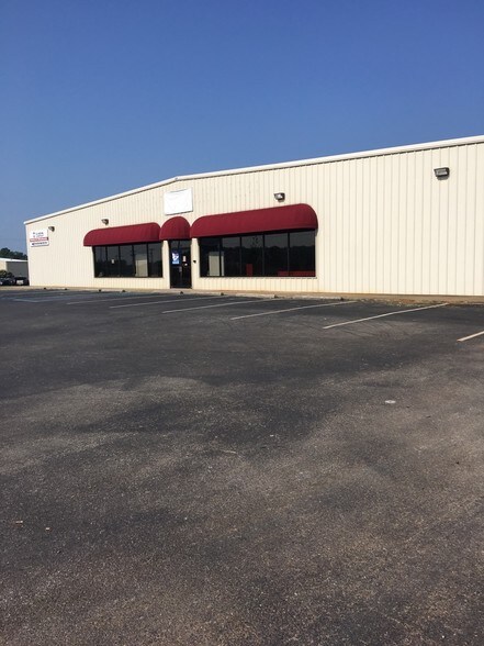 More Photos Of 1905 Central Pky, Decatur Showroom For Lease