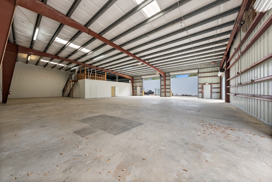 More Photos Of 4440 Domestic Ave, Naples Warehouse For Lease
