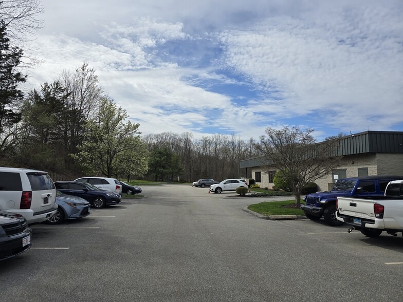 More Photos Of 362 Industrial Park Rd, Middletown Warehouse For Sale