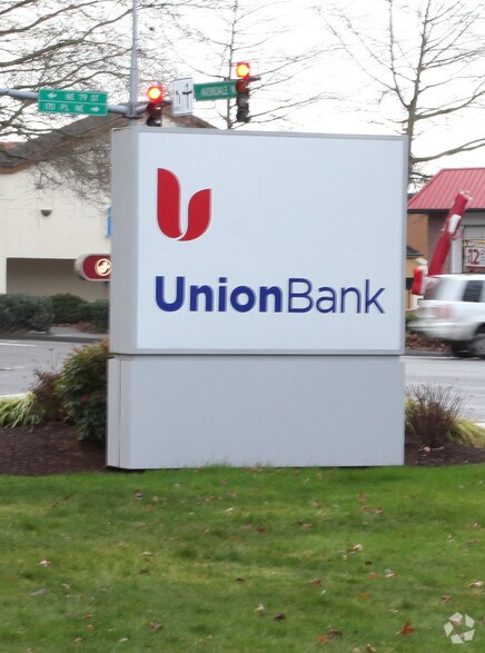 More Photos Of 17000 Avondale Way NE, Redmond Bank For Sale