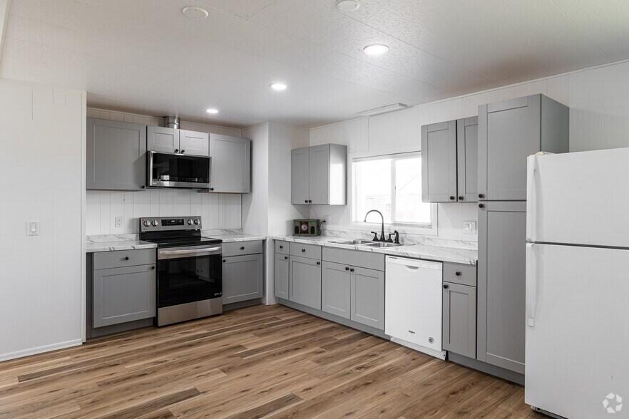 More Photos Of 1762 S Adams Dr, Madras Manufacturing For Sale