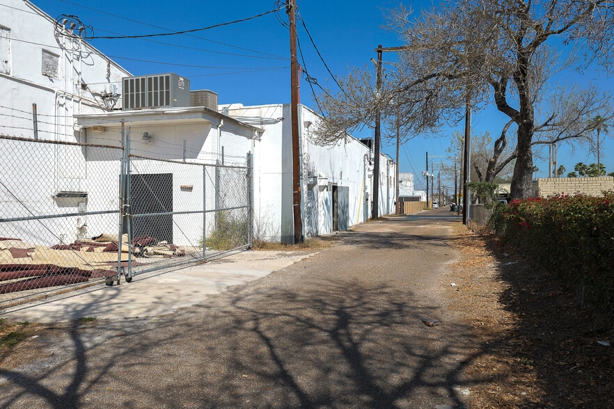 More Photos Of 922 N Conway Ave, Mission Storefront For Lease