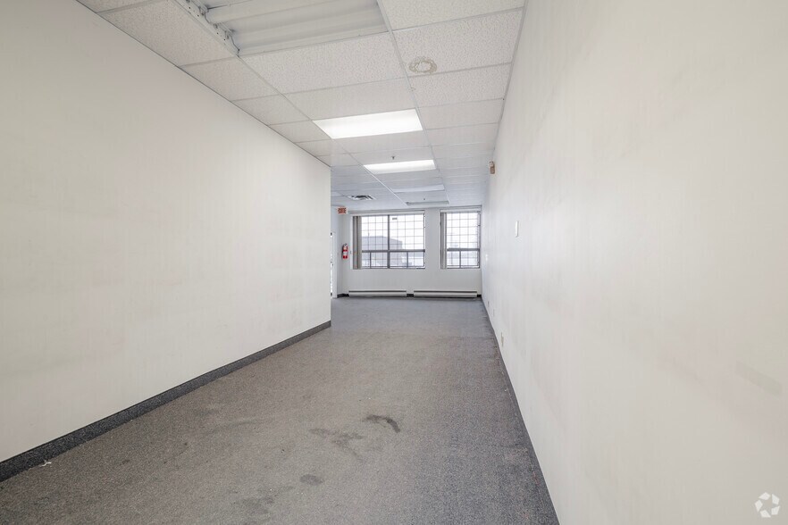 More Photos Of 90A-90F Boul Brunswick, Dollard-des-Ormeaux Warehouse For Lease