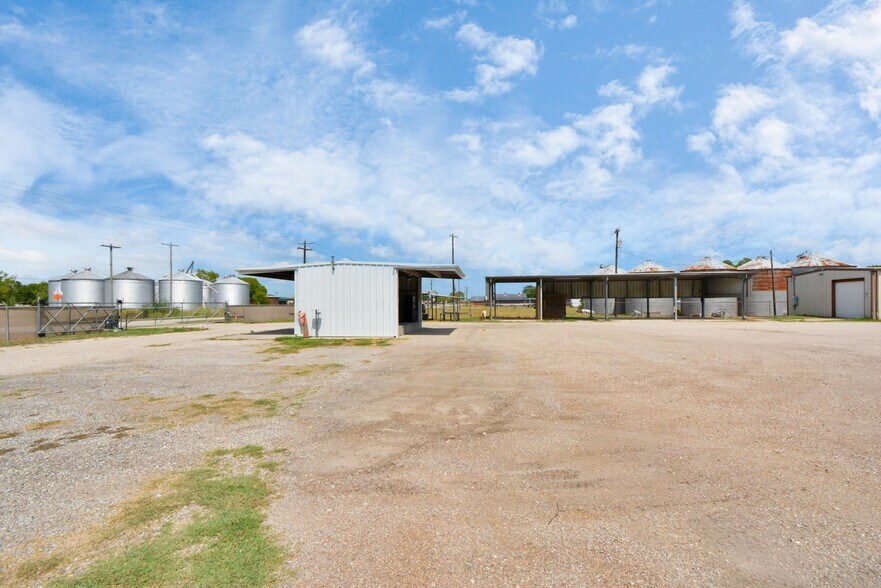 More Photos Of 1500 W Highway 6, Alvin Truck Terminal For Lease