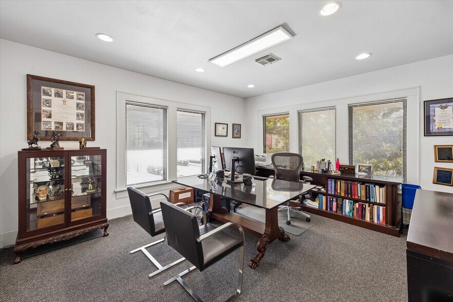 More Photos Of 1601 Westheimer Rd, Houston Office For Sale
