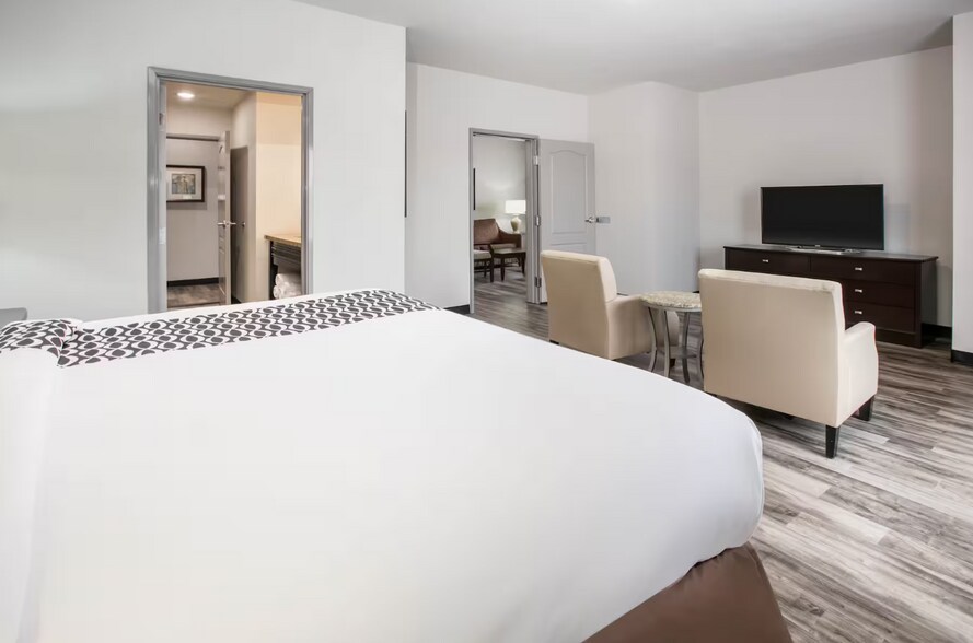 More Photos Of 431 Airport Fwy, Euless Hospitality For Sale