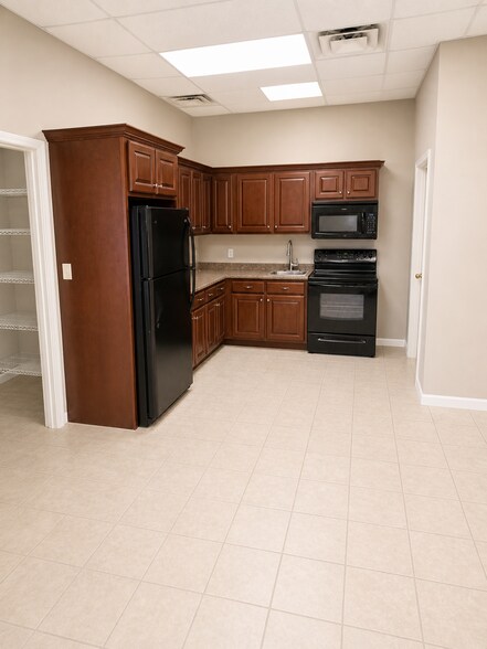 More Photos Of 825 W 3rd St, Caruthersville Office For Lease