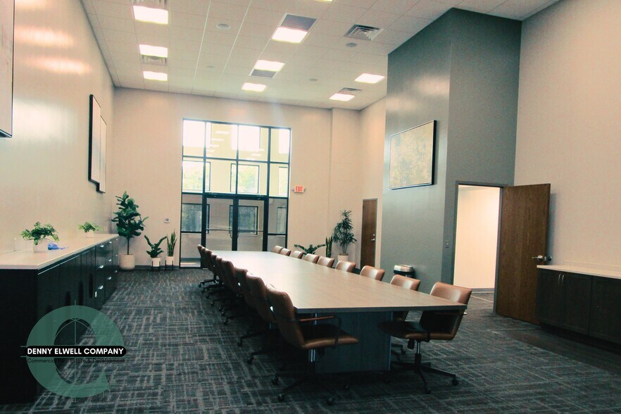 More Photos Of 18720 Highway D20, Alden Flex For Lease