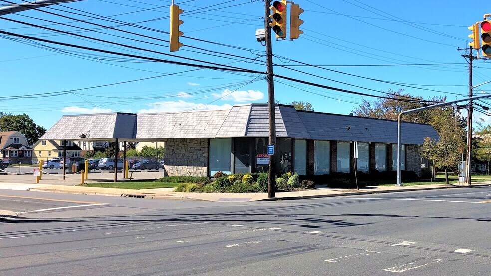 More Photos Of 115 Main St, East Rockaway Bank For Lease
