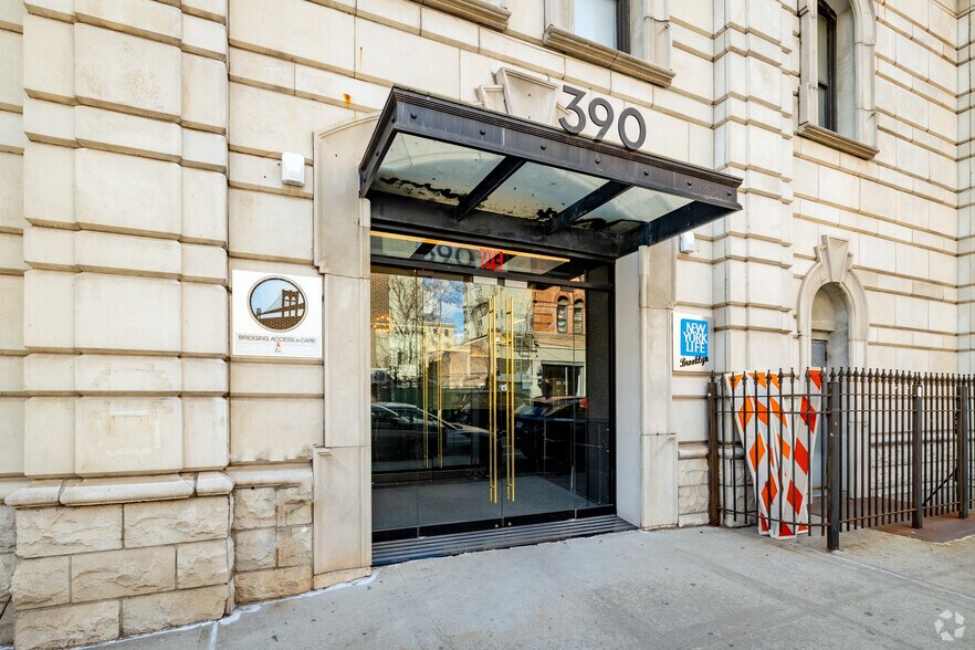 More Photos Of 390 Berry St, Brooklyn Office For Lease