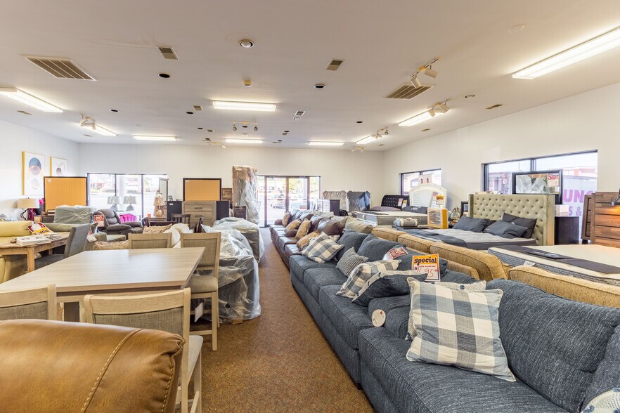 More Photos Of 451 Columbia Ave, Lexington Freestanding For Sale