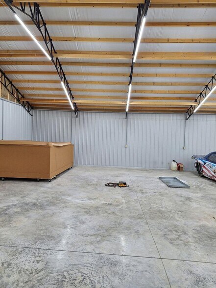 More Photos Of 561 Southern Hwy, Pine Knot Flex For Sale