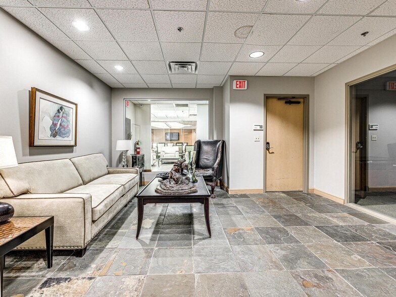 More Photos Of 521 W Wilshire Blvd, Oklahoma City Medical For Sale