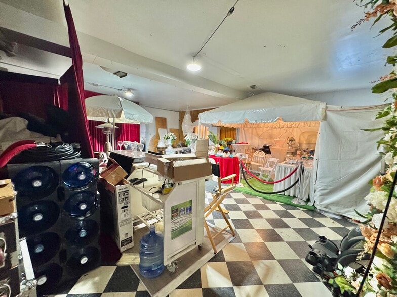 More Photos Of 81 Sheridan Blvd, Inwood Warehouse For Sale