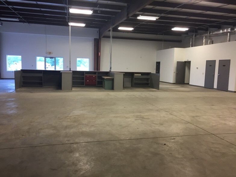 More Photos Of 14285-14301 Commerce Rd, Daleville Light Manufacturing For Lease