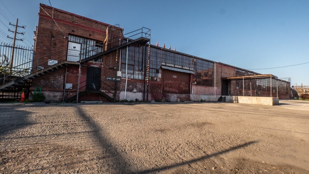 More Photos Of 6000 Avalon Blvd, Los Angeles Warehouse For Lease