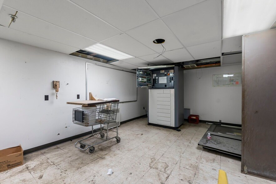 More Photos Of 121 S Sprigg St, Cape Girardeau Supermarket For Sale