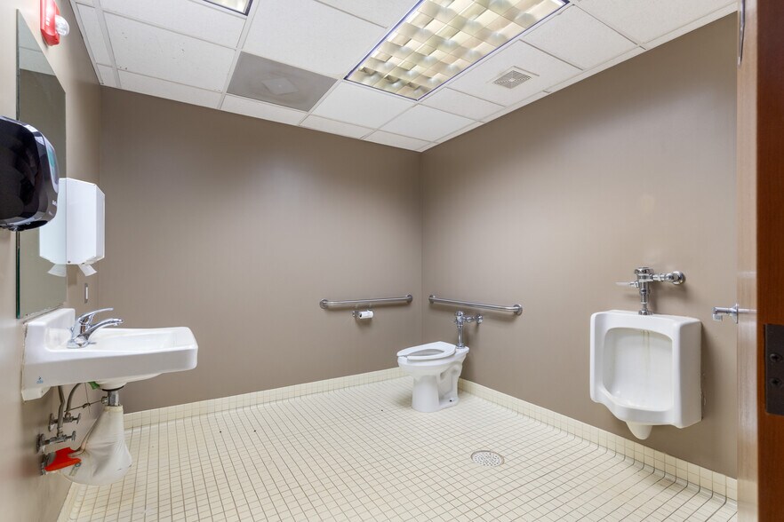 More Photos Of 212 S Main St, Grove Office For Sale