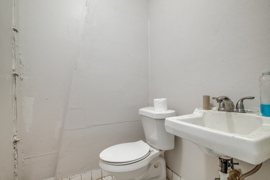 More Photos Of 8019 Richards St, Houston Flex For Sale