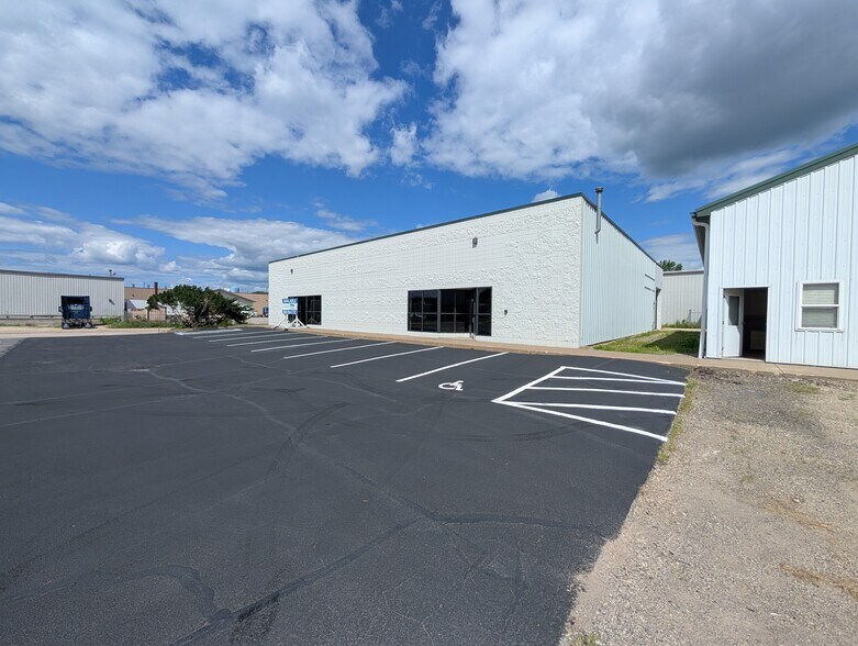 More Photos Of 2320 Cunningham St, La Crosse Warehouse For Sale