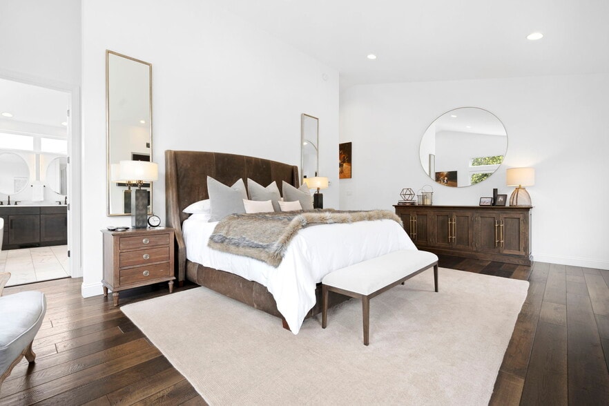 More Photos Of 612 N Lakeshore Dr, Ludington Hotel For Sale