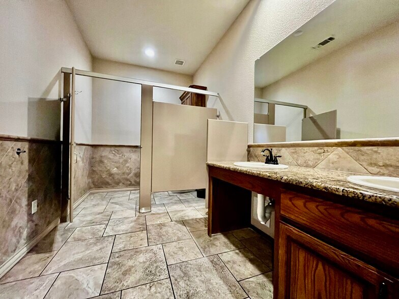 More Photos Of 701-901 Tradewinds Blvd, Midland Office For Lease