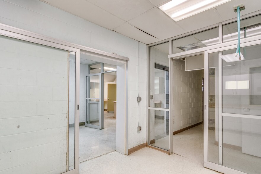 More Photos Of 5410 Allen Rd, Allen Park Medical For Sale