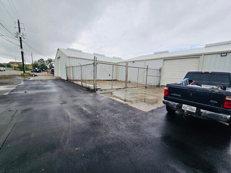 More Photos Of 1137 Hackney St, Houston Warehouse For Lease