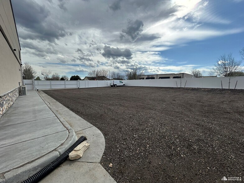More Photos Of 2283-2295 E 11th St, Loveland Flex For Lease