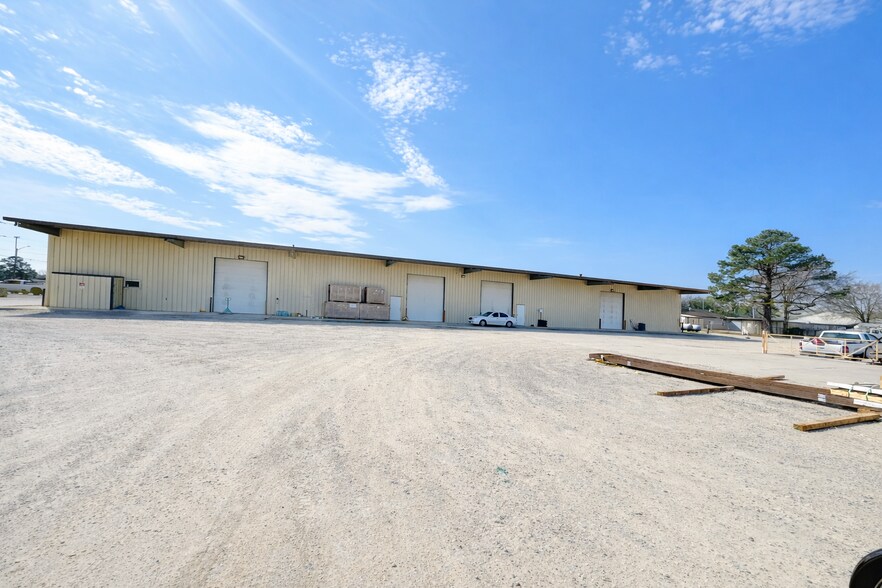 More Photos Of 1682 Middle River Loop, Fayetteville Warehouse For Lease