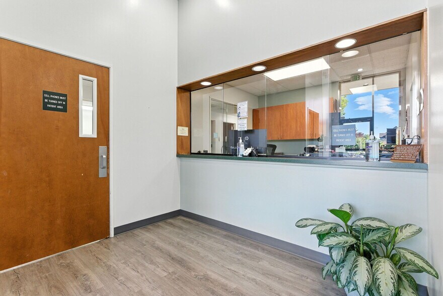 More Photos Of 400 NE Roberts Ave, Gresham Medical For Sale