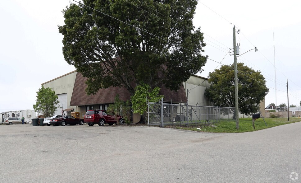 More Photos Of 3065 Cranford Ave, Fort Myers Warehouse For Lease