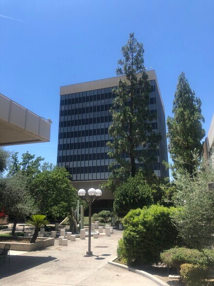 More Photos Of 1430 Truxtun Ave, Bakersfield Office For Lease